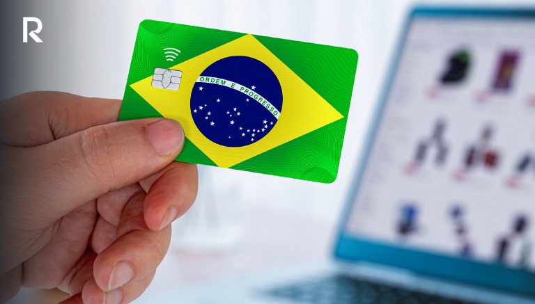 Homem portador de cartão de crédito brasileiro
